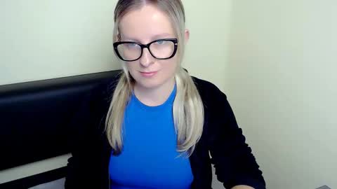 Snapshot of vanillaex_ chatting on September 12, 2025, 6:24 am Mia online show from September 12, 2025, 6:24 am