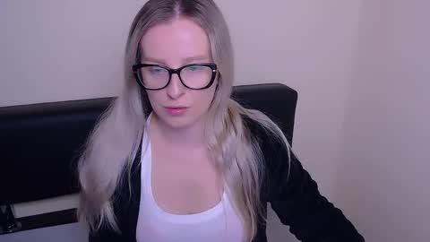 Snapshot of vanillaex_ chatting on September 19, 2025, 6:37 am Mia online show from September 19, 2025, 6:37 am