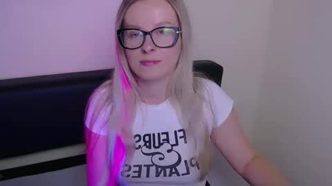 Snapshot of vanillaex_ chatting on September 22, 2025, 6:59 am Mia online show from September 22, 2025, 6:59 am