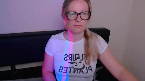 Snapshot of vanillaex_ chatting on September 23, 2025, 7:22 am Mia online show from September 23, 2025, 7:22 am