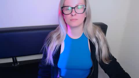 Snapshot of vanillaex_ chatting on September 25, 2025, 7:34 am Mia online show from September 25, 2025, 7:34 am