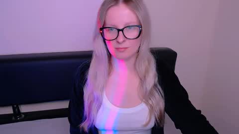 Snapshot of vanillaex_ chatting on September 27, 2025, 6:40 am Mia online show from September 27, 2025, 6:40 am