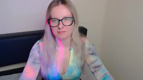 Snapshot of vanillaex_ chatting on October 3, 2025, 7:05 am Mia online show from October 3, 2025, 7:05 am