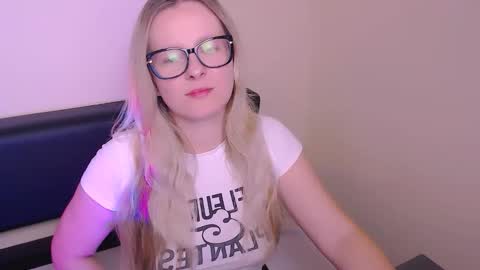 Snapshot of vanillaex_ chatting on October 4, 2025, 6:44 am Mia online show from October 4, 2025, 6:44 am