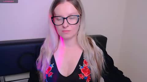 Snapshot of vanillaex_ chatting on October 9, 2025, 6:44 am Mia online show from October 9, 2025, 6:44 am