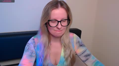 Snapshot of vanillaex_ chatting on October 10, 2025, 6:56 am Mia online show from October 10, 2025, 6:56 am