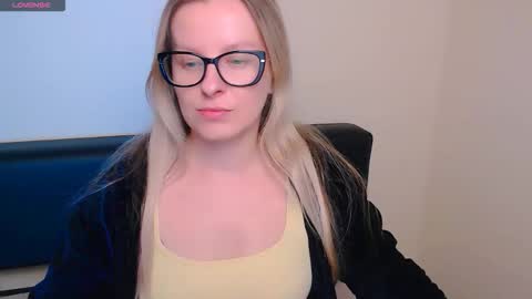 Snapshot of vanillaex_ chatting on October 13, 2025, 6:35 am Mia online show from October 13, 2025, 6:35 am