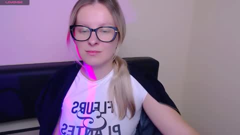 Snapshot of vanillaex_ chatting on October 14, 2025, 6:58 am Mia online show from October 14, 2025, 6:58 am