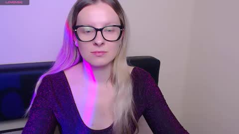 Snapshot of vanillaex_ chatting on October 15, 2025, 7:41 am Mia online show from October 15, 2025, 7:41 am