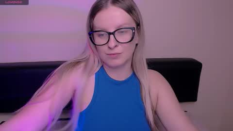 Snapshot of vanillaex_ chatting on October 20, 2025, 7:20 am Mia online show from October 20, 2025, 7:20 am