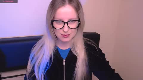 Snapshot of vanillaex_ chatting on October 23, 2025, 6:45 am Mia online show from October 23, 2025, 6:45 am