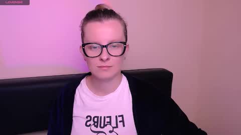 Snapshot of vanillaex_ chatting on October 25, 2025, 7:49 am Mia online show from October 25, 2025, 7:49 am