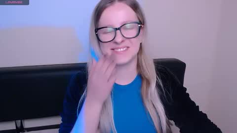 Snapshot of vanillaex_ chatting on October 28, 2025, 7:45 am Mia online show from October 28, 2025, 7:45 am