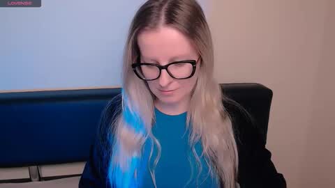 Snapshot of vanillaex_ chatting on October 30, 2025, 8:05 am Mia online show from October 30, 2025, 8:05 am