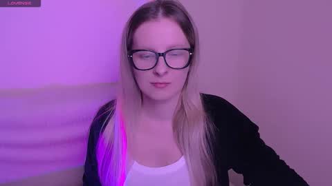 Snapshot of vanillaex_ chatting on November 6, 2025, 8:04 am Mia online show from November 6, 2025, 8:04 am