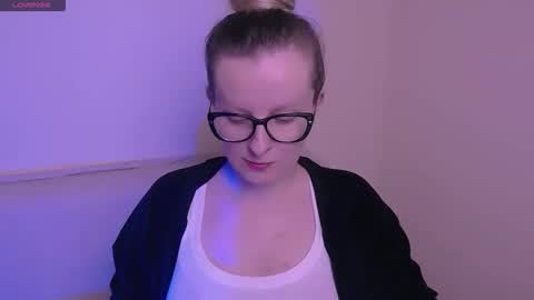 Snapshot of vanillaex_ chatting on November 7, 2025, 8:47 am Mia online show from November 7, 2025, 8:47 am