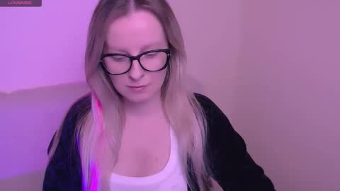 Snapshot of vanillaex_ chatting on November 10, 2025, 8:02 am Mia online show from November 10, 2025, 8:02 am