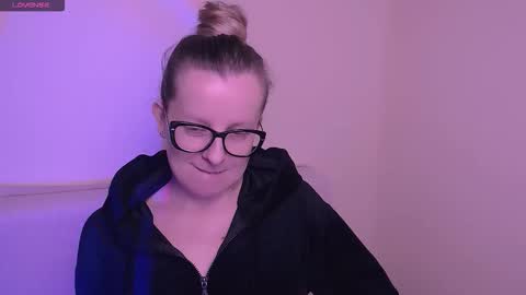 Snapshot of vanillaex_ chatting on November 12, 2025, 8:04 am Mia online show from November 12, 2025, 8:04 am