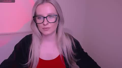 Snapshot of vanillaex_ chatting on November 15, 2025, 8:00 am Mia online show from November 15, 2025, 8:00 am