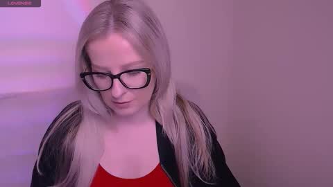 Snapshot of vanillaex_ chatting on November 17, 2025, 8:09 am Mia online show from November 17, 2025, 8:09 am