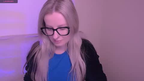 Snapshot of vanillaex_ chatting on November 19, 2025, 7:52 am Mia online show from November 19, 2025, 7:52 am