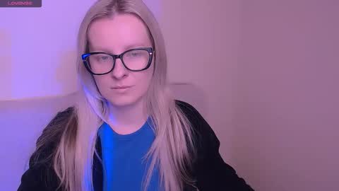 Snapshot of vanillaex_ chatting on November 20, 2025, 9:20 am Mia online show from November 20, 2025, 9:20 am