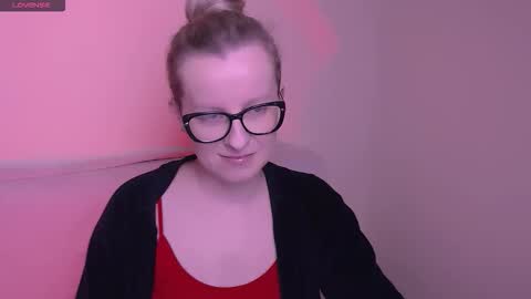 Snapshot of vanillaex_ chatting on November 21, 2025, 6:45 am Mia online show from November 21, 2025, 6:45 am