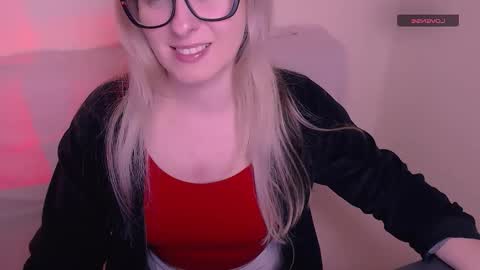 Snapshot of vanillaex_ chatting on December 3, 2025, 8:00 am Mia online show from December 3, 2025, 8:00 am