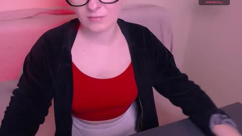 Snapshot of vanillaex_ chatting on December 5, 2025, 8:34 am Mia online show from December 5, 2025, 8:34 am