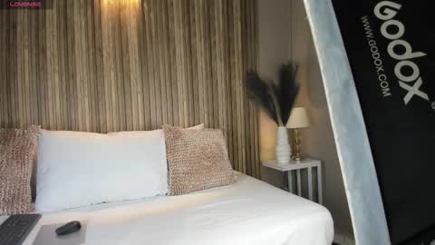 V A N N E S A   online show from October 23, 2025, 11:31 am