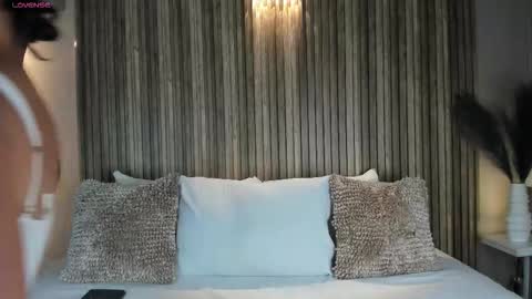 V A N N E S A   online show from October 27, 2025, 11:58 am