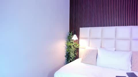 V A N N E S A   online show from November 28, 2025, 11:35 am