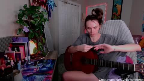 Snapshot of veeweatherbee chatting on January 28, 2025, 1:39 am Violet Weatherbee online show from January 28, 2025, 1:39 am