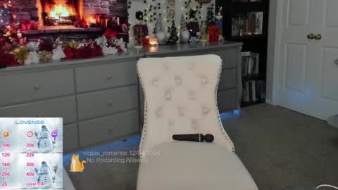 Snapshot of vegas_romance chatting on December 4, 2024, 4:32 am vegas_romance online show from December 4, 2024, 4:32 am