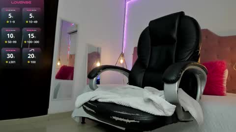 velveet_ online show from December 18, 2025, 11:38 am