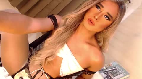 Snapshot of velvet_fux chatting on March 12, 2025, 11:12 pm Richy will make you fall in love online show from March 12, 2025, 11:12 pm