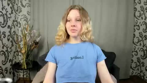 velvet_peach_ online show from November 19, 2025, 11:43 am