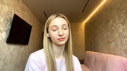 Snapshot of velvethonerkamp chatting on November 16, 2025, 7:14 am Nika online show from November 16, 2025, 7:14 am