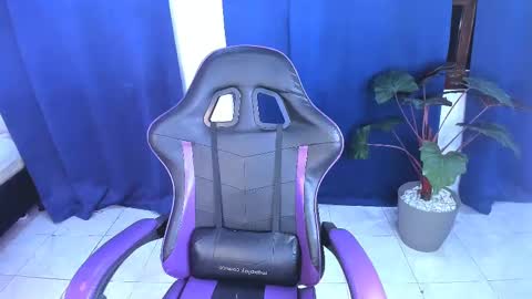 venus_velvet online show from October 8, 2025, 4:04 pm