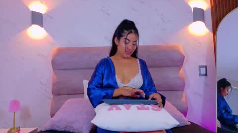 Snapshot of verahfox chatting on December 1, 2025, 1:05 pm Verah Fox online show from December 1, 2025, 1:05 pm