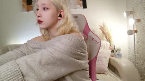 Snapshot of vergin_smell chatting on October 23, 2025, 7:29 am Mia online show from October 23, 2025, 7:29 am