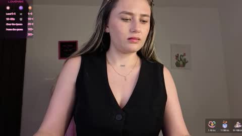 Snapshot of veronika__winslow_ chatting on December 14, 2025, 3:01 am Vero online show from December 14, 2025, 3:01 am