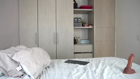  V A L  help me reach 100likes online show from March 4, 2025, 6:29 pm