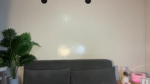 via_olala online show from September 19, 2025, 3:56 pm