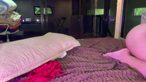 via_olala online show from November 12, 2025, 6:58 am