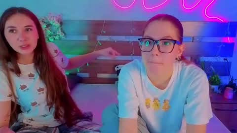 Snapshot of vickipratt chatting on December 15, 2025, 12:42 pm Stacy Charlotte Lolaon keyboard online show from December 15, 2025, 12:42 pm