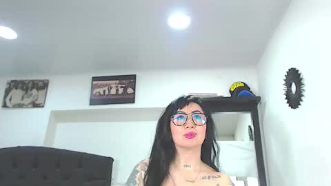 Snapshot of vicky_hotmilf chatting on September 16, 2025, 11:33 am Vicky online show from September 16, 2025, 11:33 am