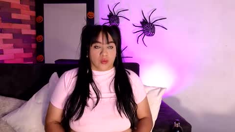 Snapshot of vicserna chatting on October 5, 2025, 2:15 pm Victoria Serna online show from October 5, 2025, 2:15 pm