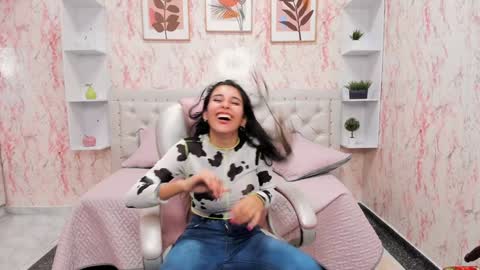 Victoria Houston  online show from January 3, 2025, 5:06 am