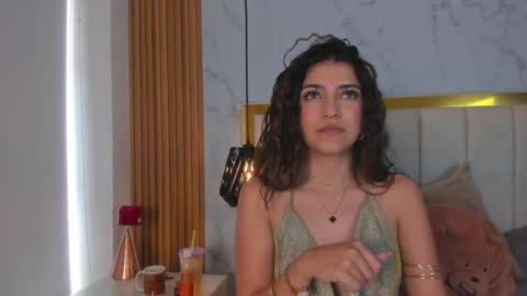  Victoria Lozano  online show from January 28, 2025, 6:49 pm